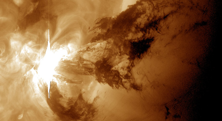 Een spectaculaire zonnevlam zoals gezien door de NASA Solar Dynamics Observatory in de 193 Ångström golflengte.